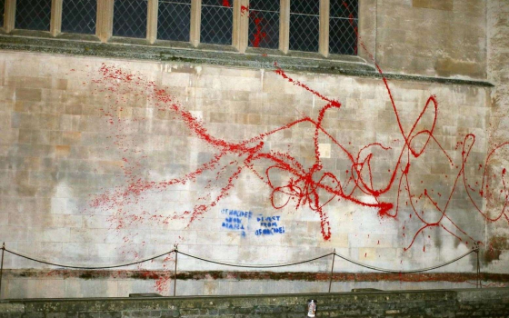 تلطيخ الجدران تضامنًا مع فلسطين