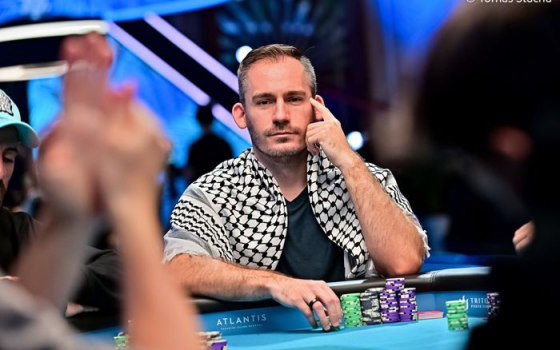 اللاعب جاستن بونومو يرتدي كوفية