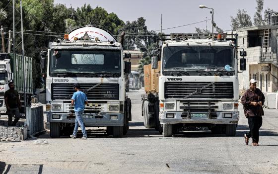 شاحنات تحمل المساعدات