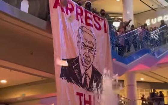 تعليق صورة تدعو لاعتقال نتنياهو بمركز تجاري في كندي