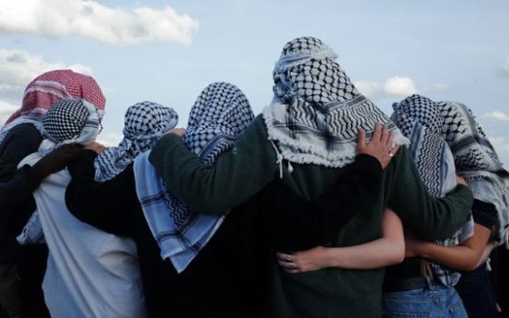 طلاب يرتدون الكوفية تضامنًا مع فلسطين