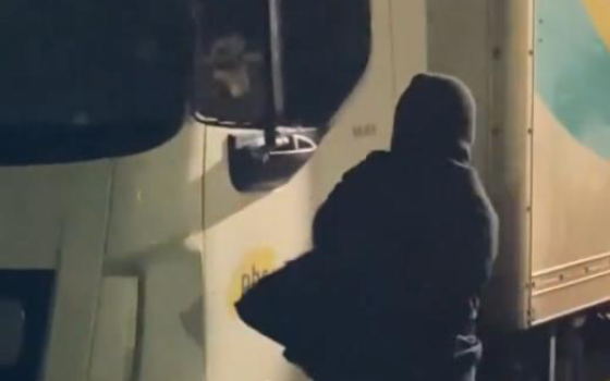 ناشط يستهدف شاحنات مجموعة PHS التابعة لشركة إلبيت للأسلحة الإسرائيلية