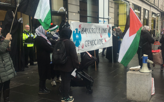 أنصار فلسطين يحتجون على بنك "باركيلز" في غلاسكو