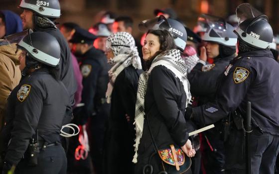 الشرطة تعتقل متظاهرة متضامنة مع فلسطين