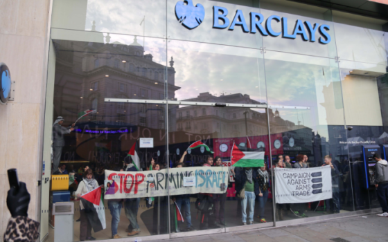 احتجاج داعم لفلسطين أمام بنك باركليز
