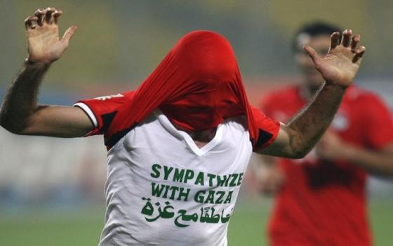 لاعب كرة قدم يبرز عبارة تضامنية مع غزة