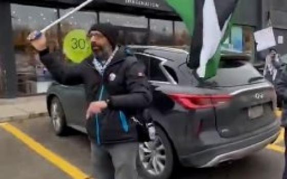 احتجاج لأنصار فلسطين أمام مكتبة إنديغو في كندا