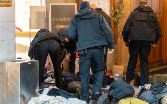 طلاب كورنيل يسدون الطريق بأجسادهم باحتجاج تضامني مع فلسطين