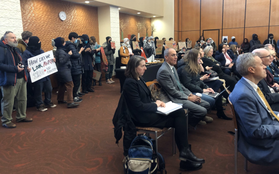 محتجون داعمون لفلسطين يعطلون اجتماعًا