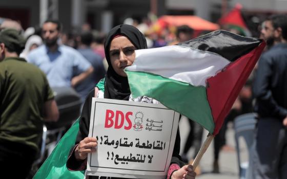 ناشط يرفع لافتة داعمة للمقاطعة