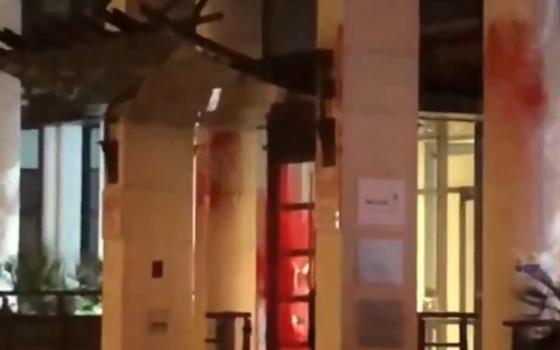 مكتب أليانز ملطخ من قبل نشطاء حركة فلسطين_