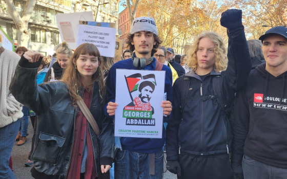 متضامنون يحملون صورة جورج عبد الله