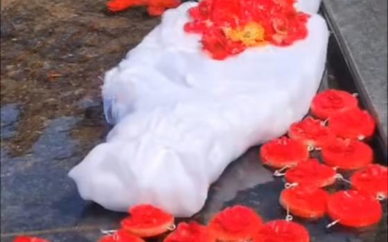 وضع ورود على شكل كفن تكريمًا لشهداء غزة الأطفال في أستراليا