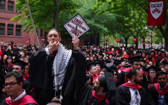 خريج يبرز رموزًا تضامنية مع فلسطين