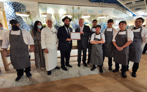 مطعم إماراتي يستقبل مشاركة صهاينة بحدث تكريمي_