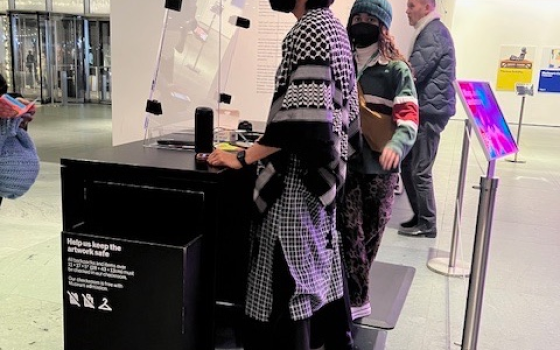 موظفة ترتدي كوفية في نيويورك