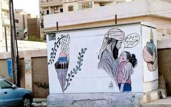 رسم للشهيد أبي ضياء وحفيدته على جدار بمصر