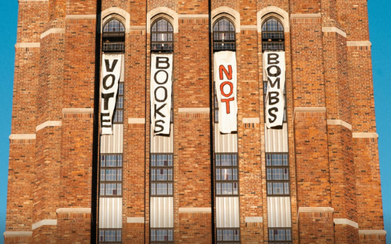 لافتة ضخمة تدعو للتصويت لصالح سحب الاستثمارات