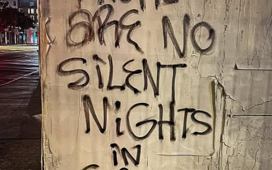 عبارة لا توجد ليالٍ صامتة في غزة على أحد جدران لوس أنجلوس