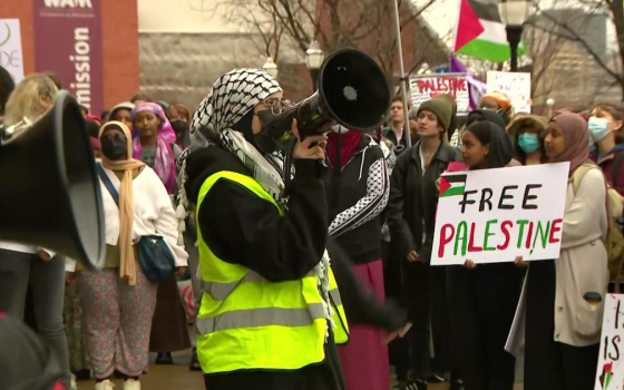 طالبة تهتف في وقفة داعمة لفلسطين