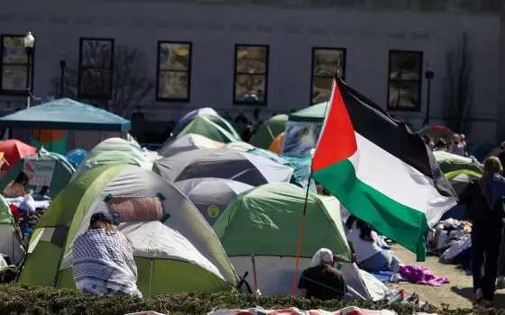 العلم الفلسطيني مرفوع في مخيم طلابي تضامني
