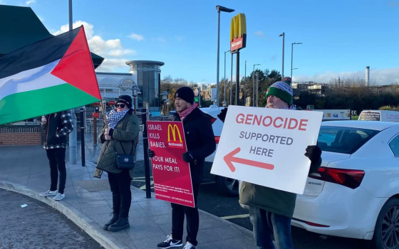 احتجاج تضامني أمام ماكدونالدز