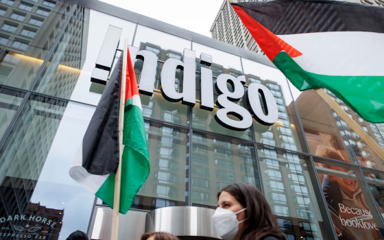 وقفة داعمة لفلسطين أمام متجر إنديغو