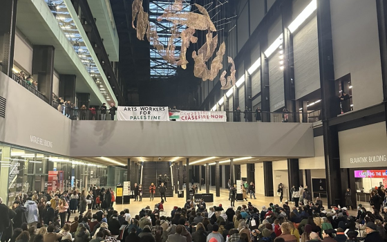 مظاهرة داعمة لفلسطين خارج متحف داعم للإبادة