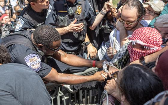 اشتباك الطلاب المتضامنين مع الشرطة