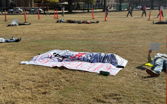 تمثيلية طلابية للموت إحياءً لشهداء غزة