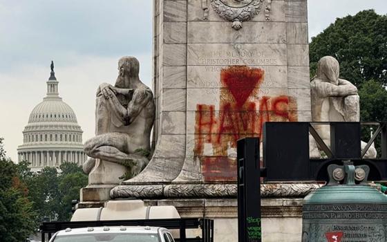 كلمة حماس مكتوبة على تمثال