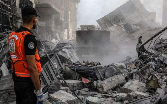 الدفاع المدني في غزة أمام الدمار في غزة