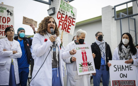 طبيبة تلقي كلمة بوقفة تضامنية مع فلسطين لعاملي الصحة