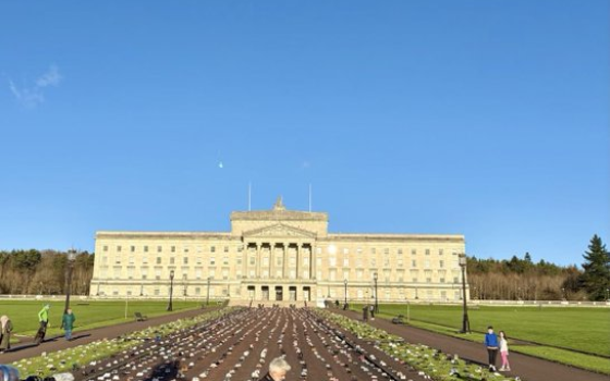 عرض أحذية الأطفال تكريمًا لأطفال غزة في أيرلندا