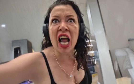 امرأة هددت سيدة ترتدي قميصًا مؤيدًا لفلسطين