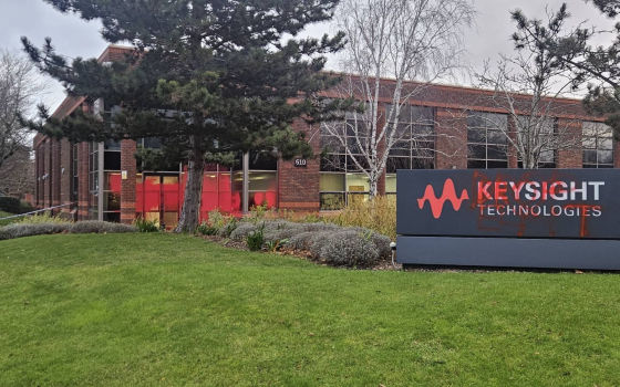 تلطيخ مبنى مصنع في بريطانيا متعاون مع إلبيت المصنع للأسلحة الإسرائيلي