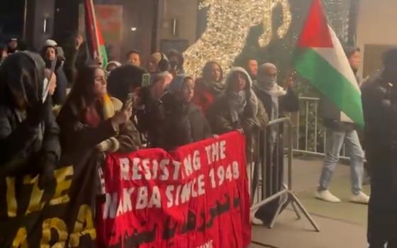 احتجاج أمام إقامة يوآف غالانت في فندق بارك لين بنيويورك