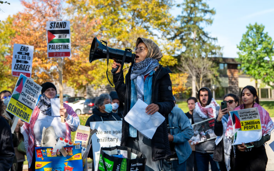 طالبة تهتف بحراك تضامني مع فلسطين  