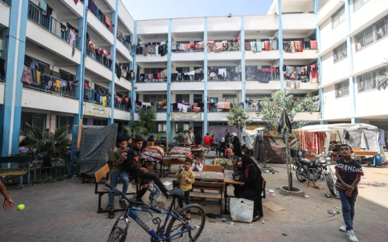 مدرسة تابعة للأونروا مزدحمة بالنازحين