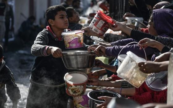 تهافت الناس في غزة للحصول على طعام  