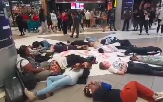 احتجاج أمام ماكدونالدز في جنوب أفريقيا