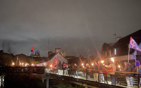 متضامنو فرنسا يقيمون مسيرة بالمشاعل على جسر للمشاة