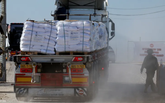 شاحنة تنقل مساعدات لغزة  