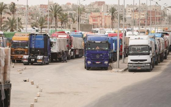 شاحنات المساعدات الممنوعة من دخول غزة