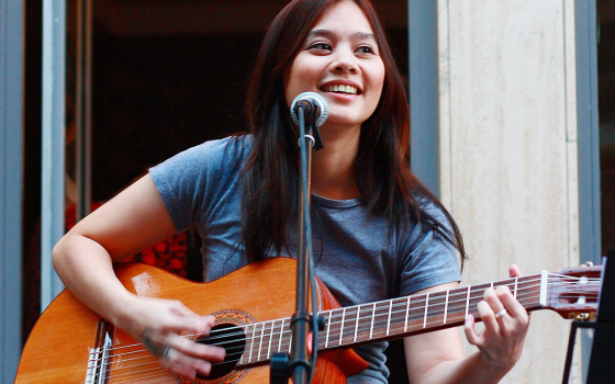 المغنية الفلبينية “كيتشي نادال”