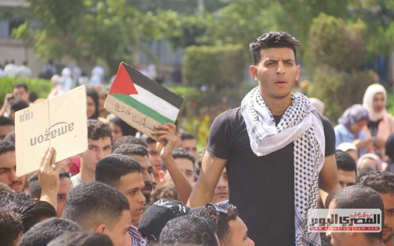 طالب يرتدي الكوفية في جامعة مصرية