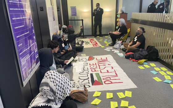 طلاب داعمون لفلسطين يعتصمون بمبنى تابع لجامعة نيويورك