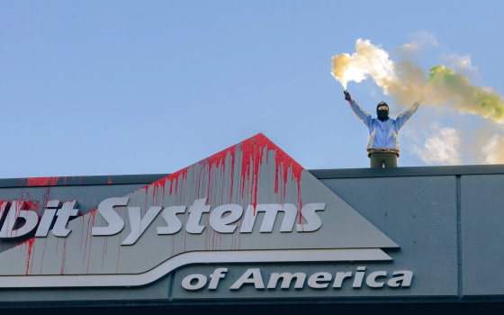 ناشط من حركة فلسطين على سطح مصنع داعم للاحتلال