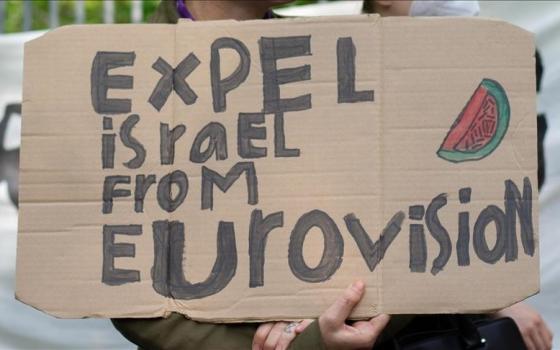 لافتة داعية لاستبعاد الاحتلال من مسابقة يوروفيجين