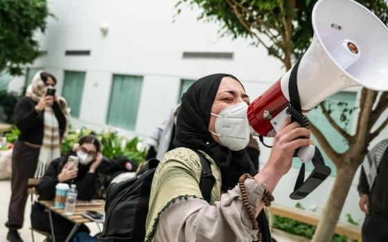 طالبة تهتف بحراك داعم لفلسطين